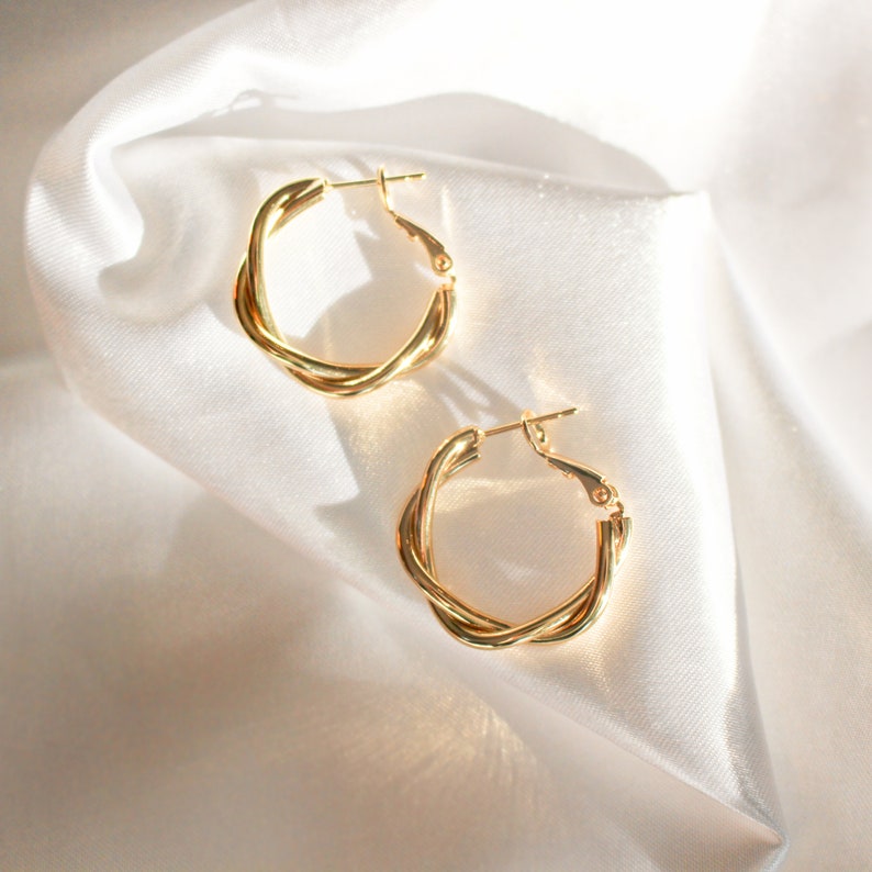 14K Gold Twisted Earrings(Note: Gifts are not sold separately!Only one pair is given per order!)